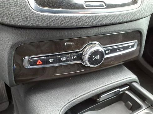 Used 2018 Volvo XC90 T6 Momentum w/ Convenience Package image 19