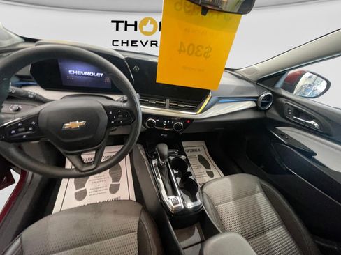 Used 2025 Chevrolet Trax LT FWD image 11