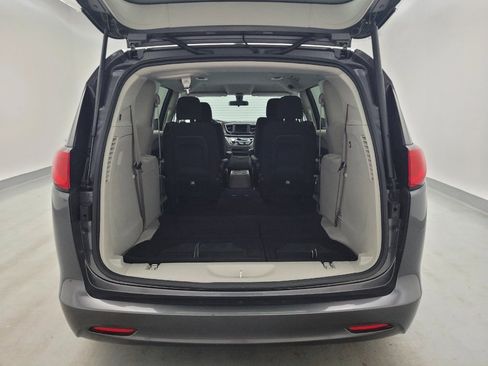 Used 2022 Chrysler Voyager LX FWD image 29