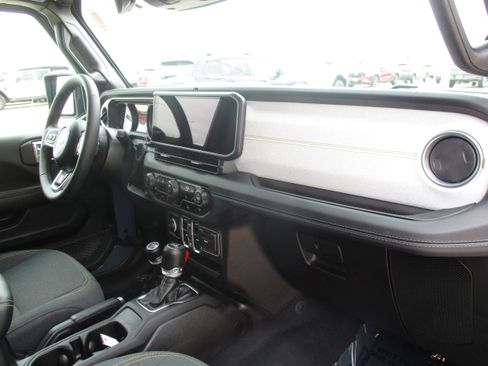 Used 2025 Jeep Wrangler Unlimited Sahara AWD/4WD image 38