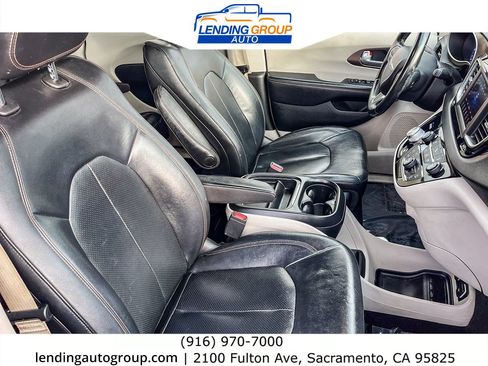 Used 2018 Chrysler Pacifica Touring-L image 14