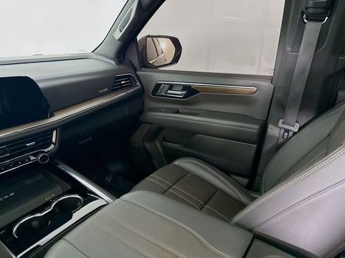 Used 2025 Chevrolet Tahoe High Country AWD/4WD image 27