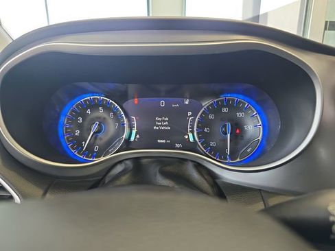 Used 2022 Chrysler Pacifica Touring-L w/ Uconnect Theater Family Group image 10