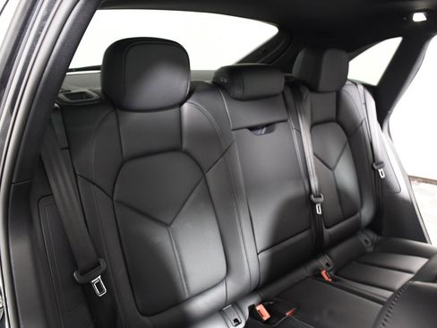 Used 2021 Porsche Macan image 22