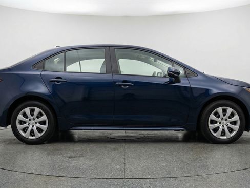 Used 2025 Toyota Corolla LE FWD image 11
