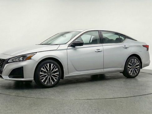 Used 2025 Nissan Altima 2.5 SV image 3