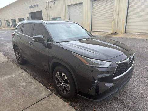 Used 2021 Toyota Highlander XLE FWD image 3