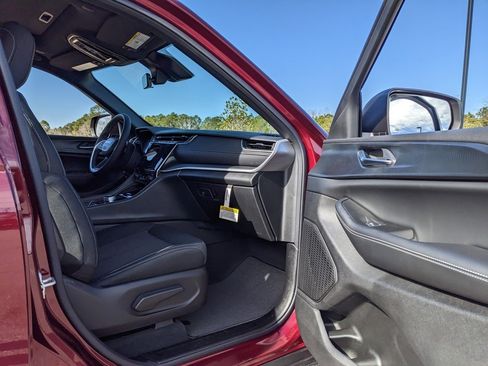 New 2025 Jeep Grand Cherokee L Laredo image 33