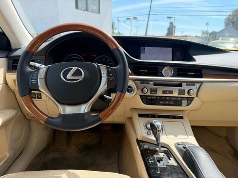 Used 2013 Lexus ES 300h Hybrid w/ Luxury Pkg image 18