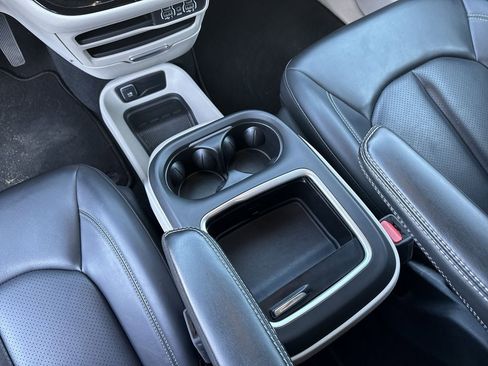 Used 2023 Chrysler Pacifica Touring-L image 21