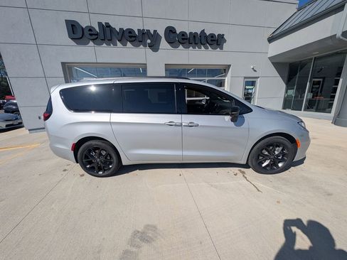 New 2026 Chrysler Pacifica Select w/ S Appearance Package image 4