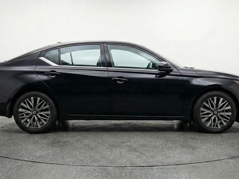 Used 2025 Nissan Altima 2.5 SV FWD image 11