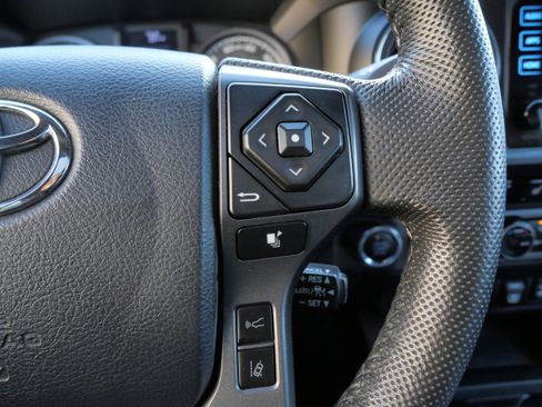 Certified 2018 Toyota Tacoma TRD Off-Road image 29