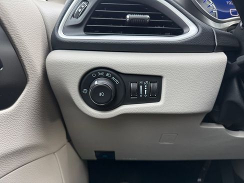 Used 2024 Chrysler Pacifica Touring-L image 17