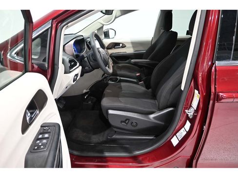 Used 2023 Chrysler Voyager LX FWD image 13