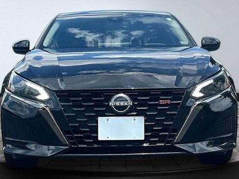 Used 2024 Nissan Altima 2.5 SR w/ SR Premium Package FWD image 2