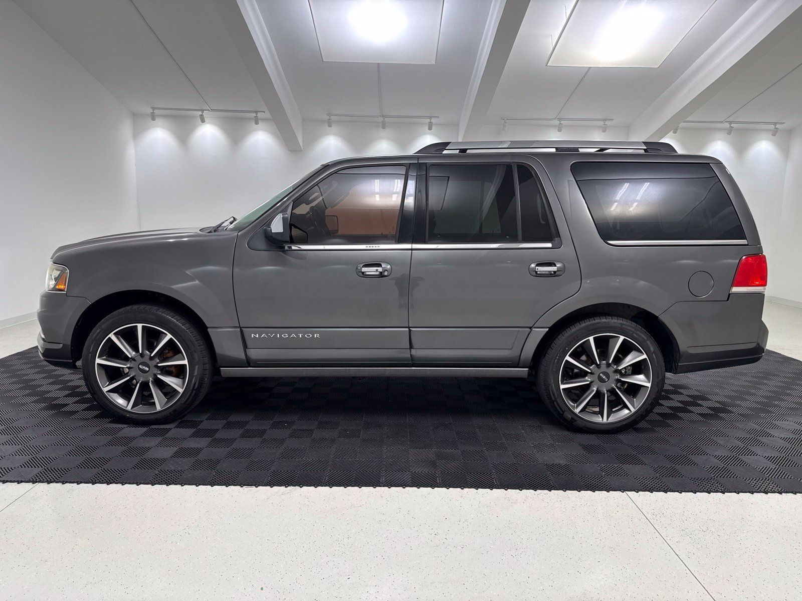 Used 2016 Lincoln Navigator Reserve AWD/4WD image 4