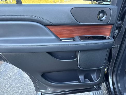 Used 2023 Lincoln Navigator Reserve image 19
