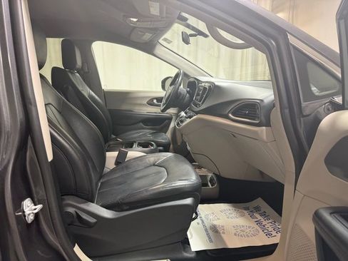Used 2018 Chrysler Pacifica Touring-L FWD image 13