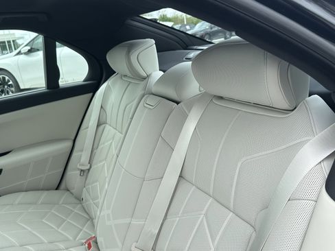 Certified 2025 BMW i7 xDrive60 w/ Premium Package image 32