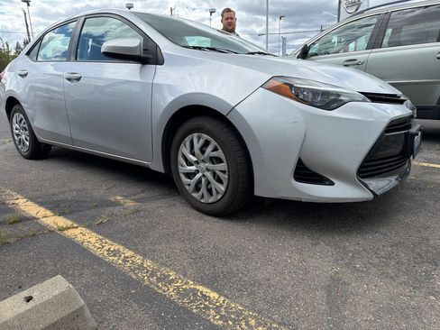 Used 2017 Toyota Corolla LE FWD image 3