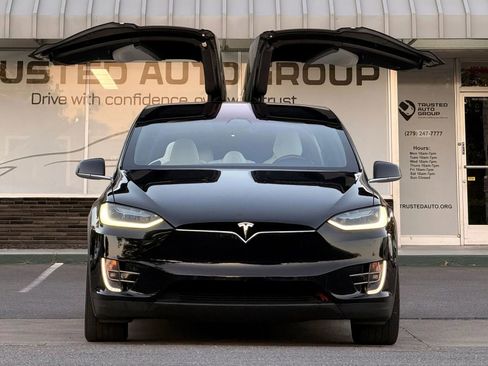 Used 2018 Tesla Model X 75D AWD/4WD image 3