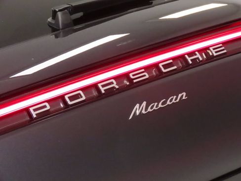 Certified 2024 Porsche Macan AWD/4WD image 12
