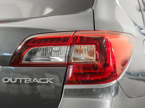 Used 2018 Subaru Outback 2.5i Premium image 6