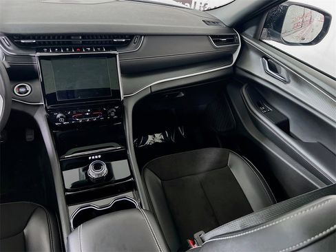 Used 2023 Jeep Grand Cherokee Altitude image 28