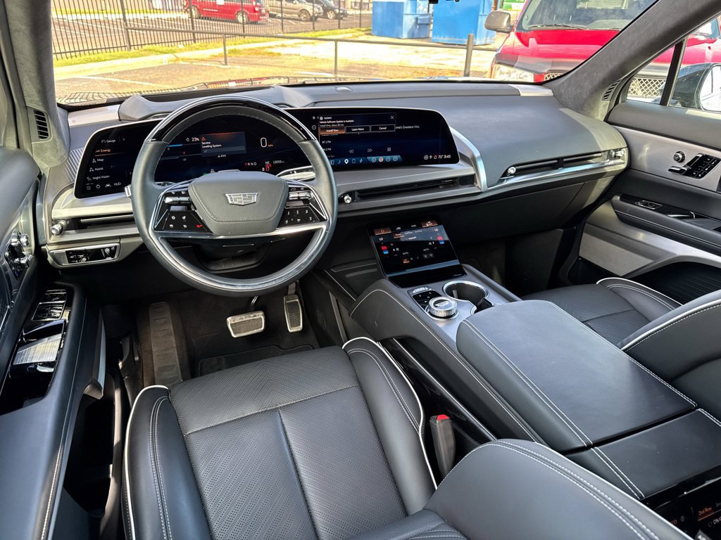 Used 2026 Cadillac Vistiq Platinum w/ LPO, Floor Liner Package AWD/4WD image 7