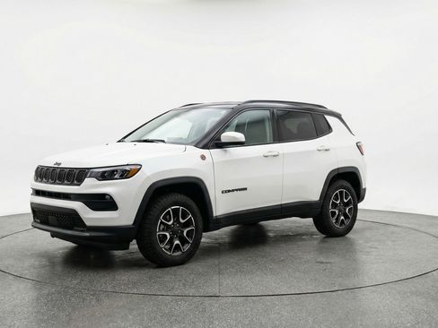 Used 2025 Jeep Compass Trailhawk AWD/4WD image 3