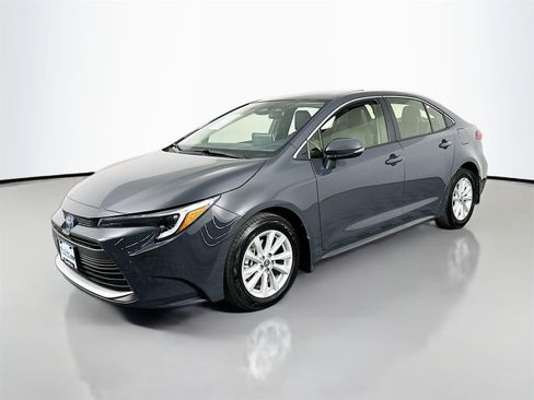 Certified 2025 Toyota Corolla XLE image 3