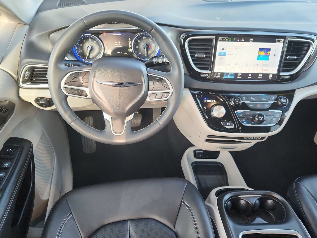 Used 2024 Chrysler Pacifica Touring-L FWD image 10