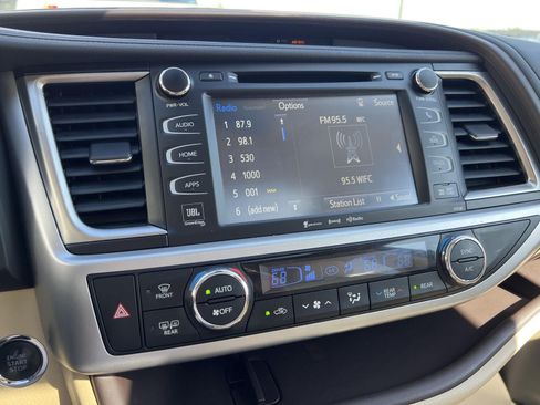 Used 2017 Toyota Highlander Limited AWD/4WD image 26