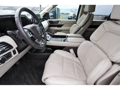 Used 2018 Lincoln Navigator Select w/ Technology Package RWD image 6