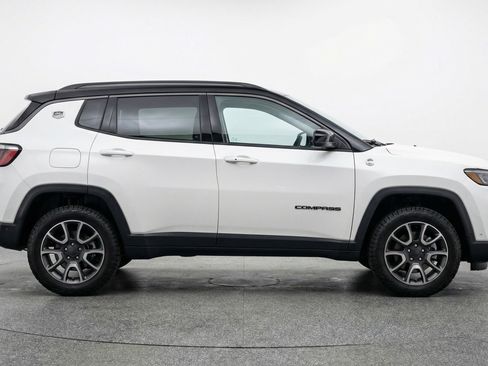 Used 2025 Jeep Compass Trailhawk image 11