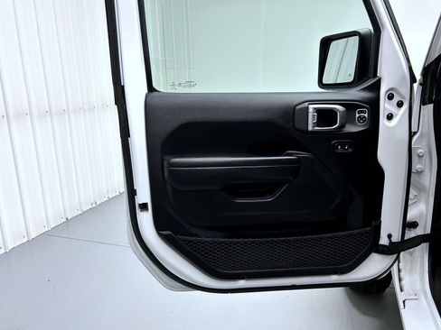 Used 2022 Jeep Wrangler Sport AWD/4WD image 9