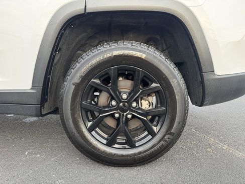 Used 2025 Jeep Grand Cherokee Altitude image 42