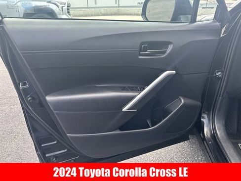 Used 2024 Toyota Corolla Cross LE w/ Moonroof Package FWD image 4