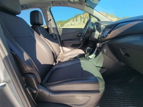 Used 2020 Chevrolet Trax LT w/ Sun & Sound Package image 35