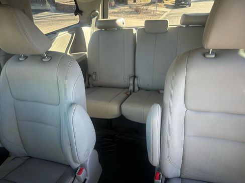Used 2019 Toyota Sienna XLE w/ XLE Navigation Package image 11