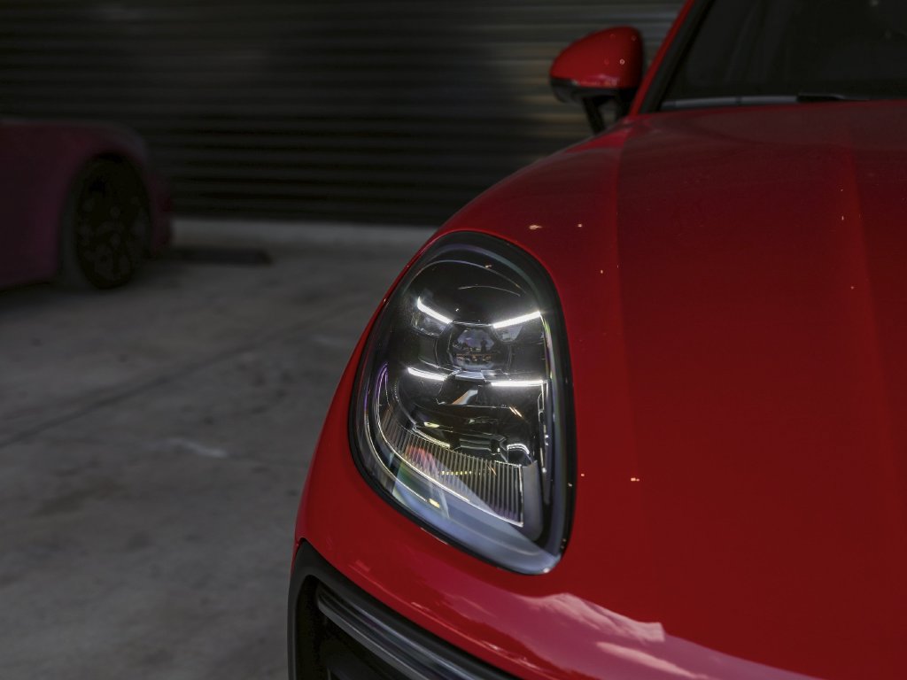 Certified 2026 Porsche Macan Turbo AWD/4WD image 11