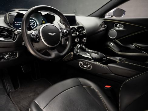 Used 2020 Aston Martin V8 Vantage Coupe RWD image 2