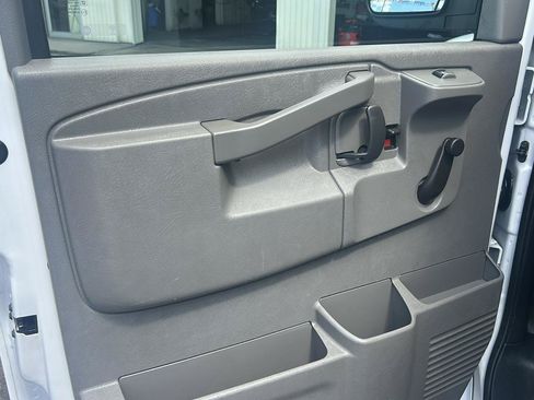 Used 2018 Chevrolet Express 2500 RWD image 17