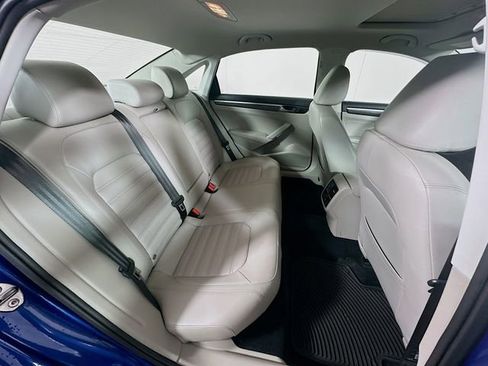 Used 2017 Volkswagen Passat 1.8T SEL Premium image 29