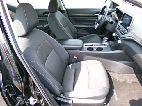 Used 2025 Nissan Altima 2.5 SV FWD image 15