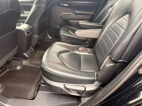 Used 2021 Toyota Highlander XLE image 7