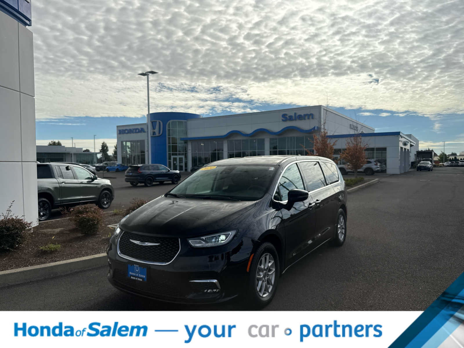 Used 2024 Chrysler Pacifica Touring-L FWD image 1
