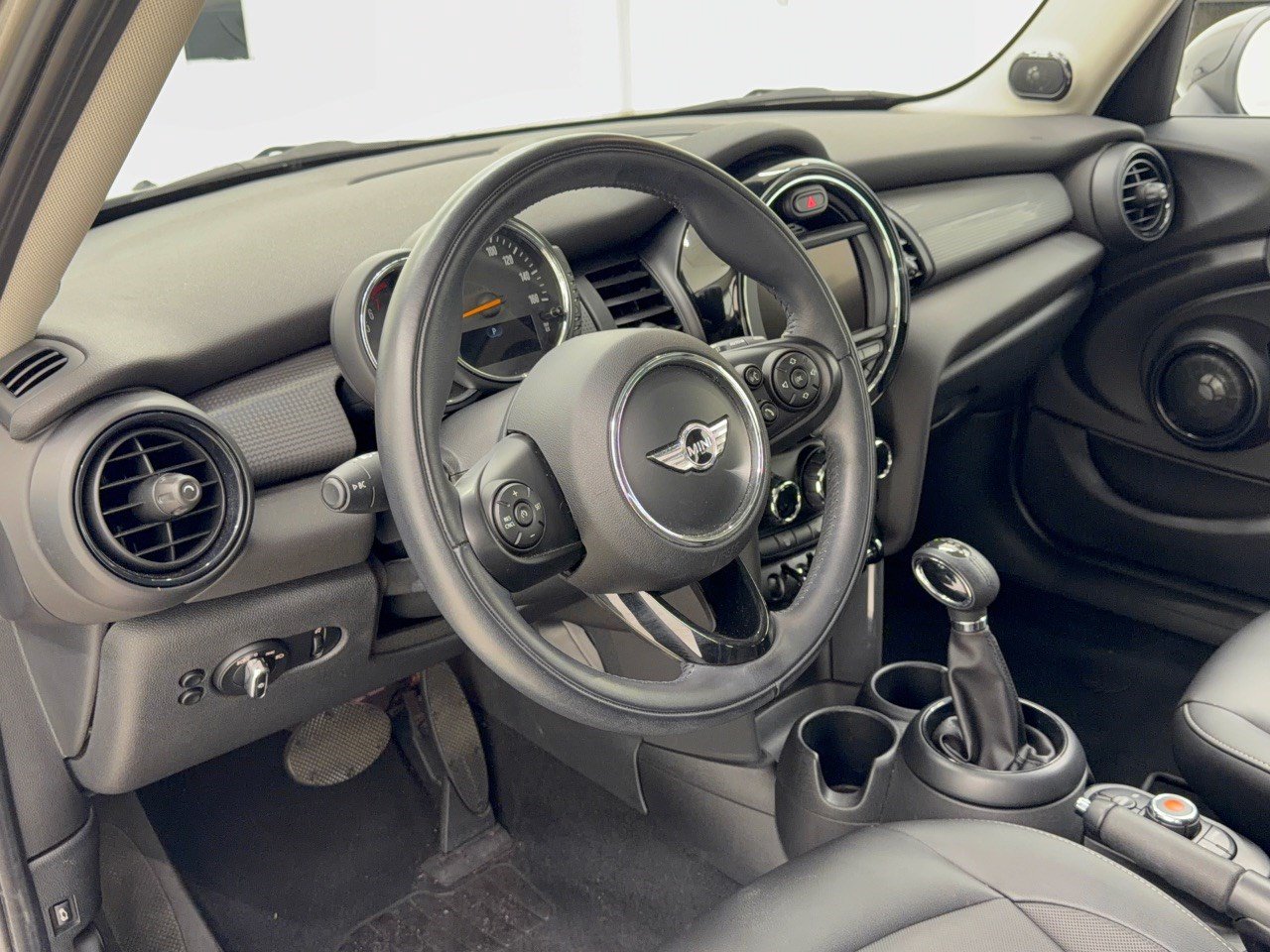 Used 2017 MINI Cooper 4-Door Hardtop FWD image 4