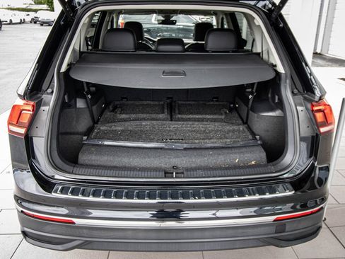 Certified 2024 Volkswagen Tiguan SE FWD image 17